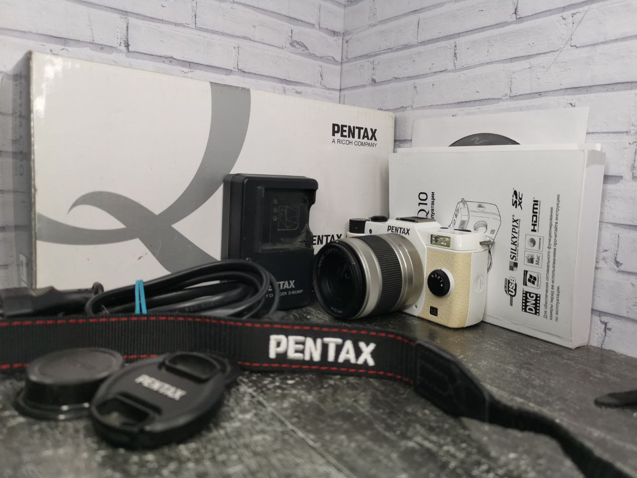 Pentax Q Q10 12.4MP Digital Camera white + SMC 5-15mm Lens  фото №1
