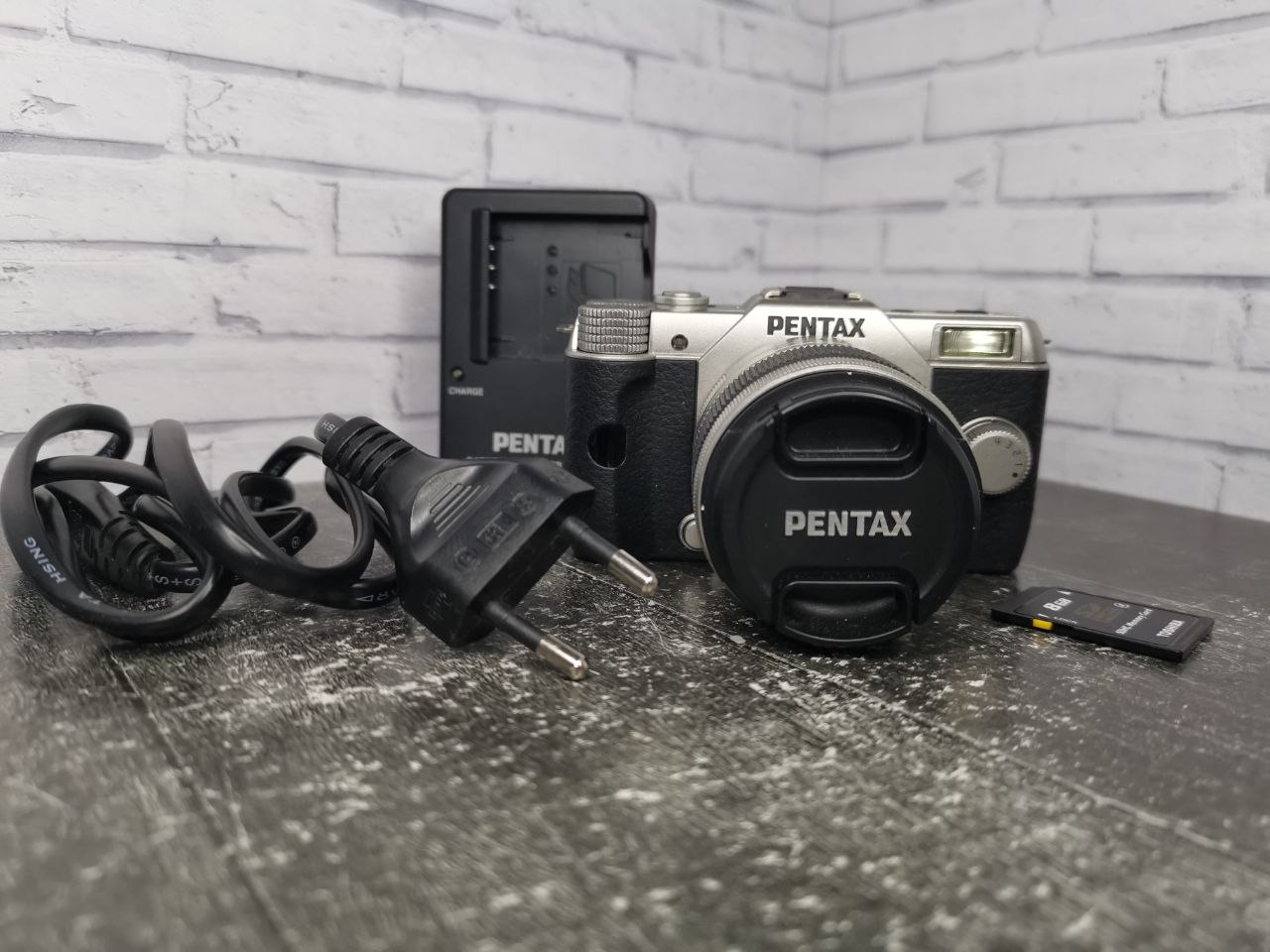 Pentax Q Q10 12.4MP Digital Camera + SMC 5-15mm Lens  фото №1