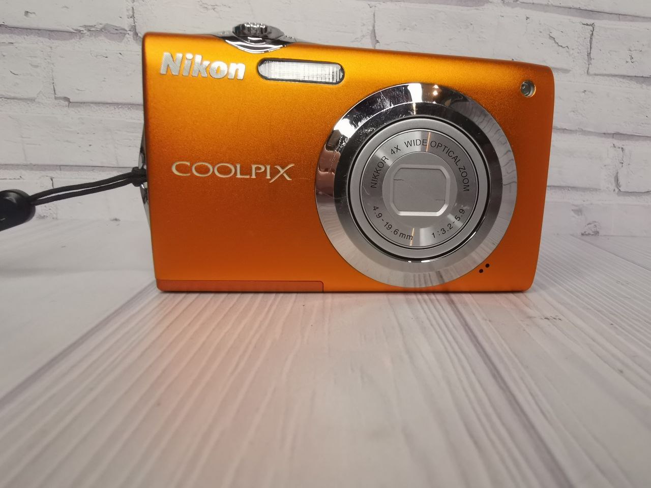 Nikon Coolpix S3000 orange фото №1