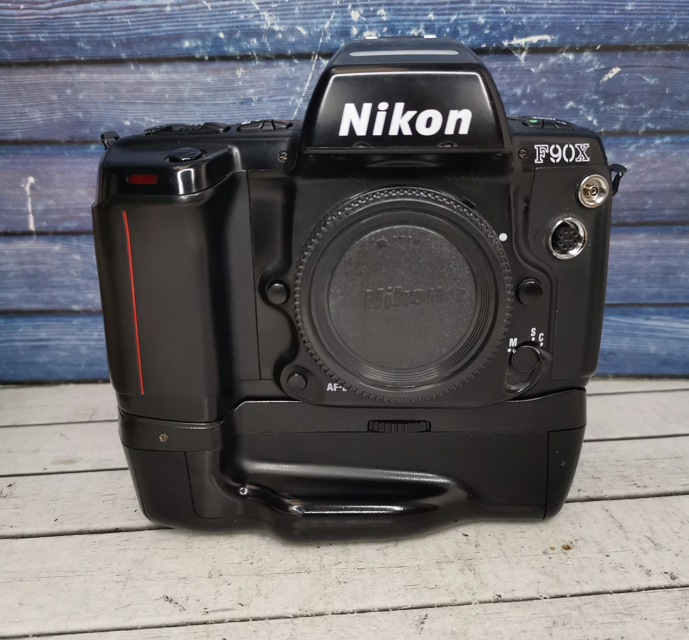 Nikon f90x (body) + Nikon MB-10 battery pack | Wonderfoto