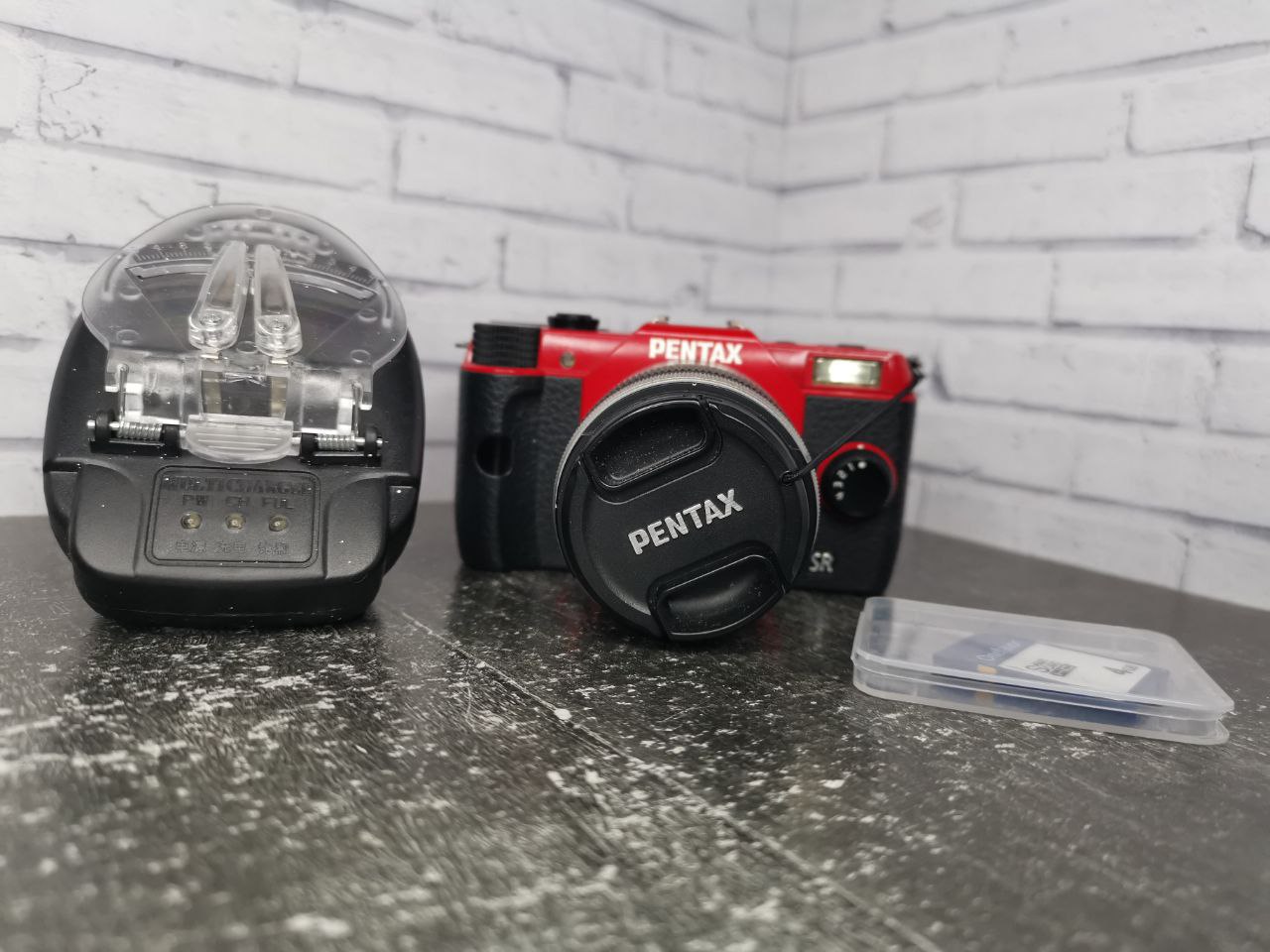 Pentax Q Q10 12.4MP RED + SMC 5-15mm Lens  фото №1