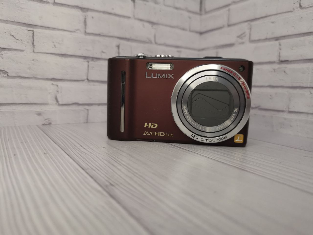 Panasonic LUMIX DMC-TZ10 brown фото №1