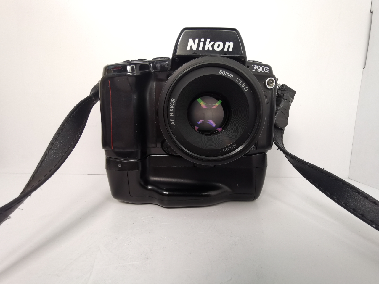 Nikon F90x + Nikkor 1.8/50 мм + батарейный блок фото №1