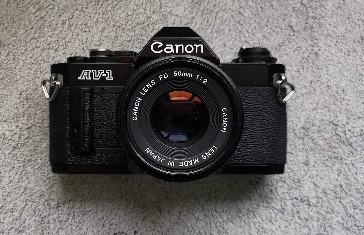 Canon AV-1 (Black) + Canon FD 50 mm F/2 фото №1