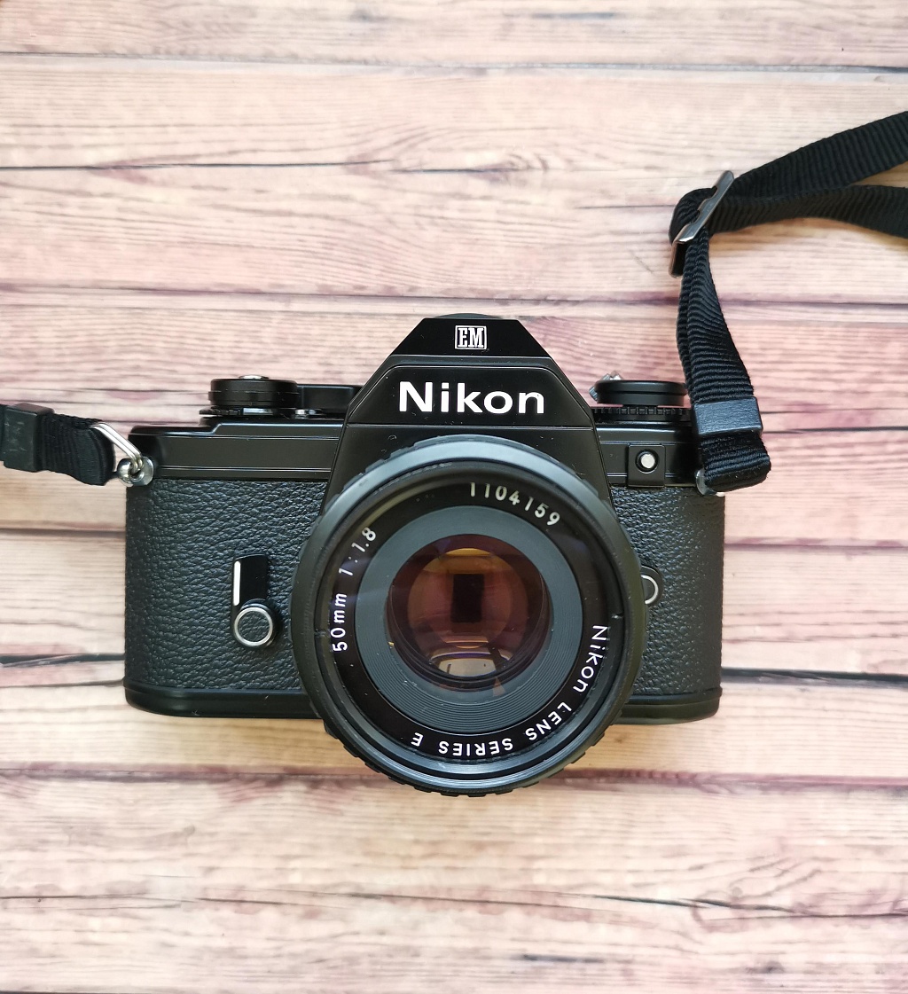 Nikon EM + Nikon lens series e 50 mm f/1.8 фото №1