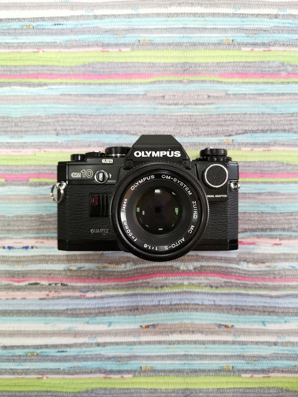 Olympus OM 10 черный + Olympus OM Syst F.Zuiko Auto-S 50 mm f/1.8 + Manual Adapter фото №1