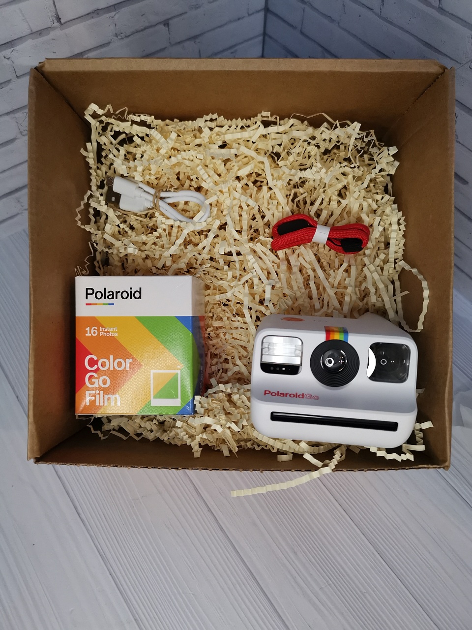 Подарочный набор Polaroid Go белый + 2 кассеты, провод USB, ремешок фото №1