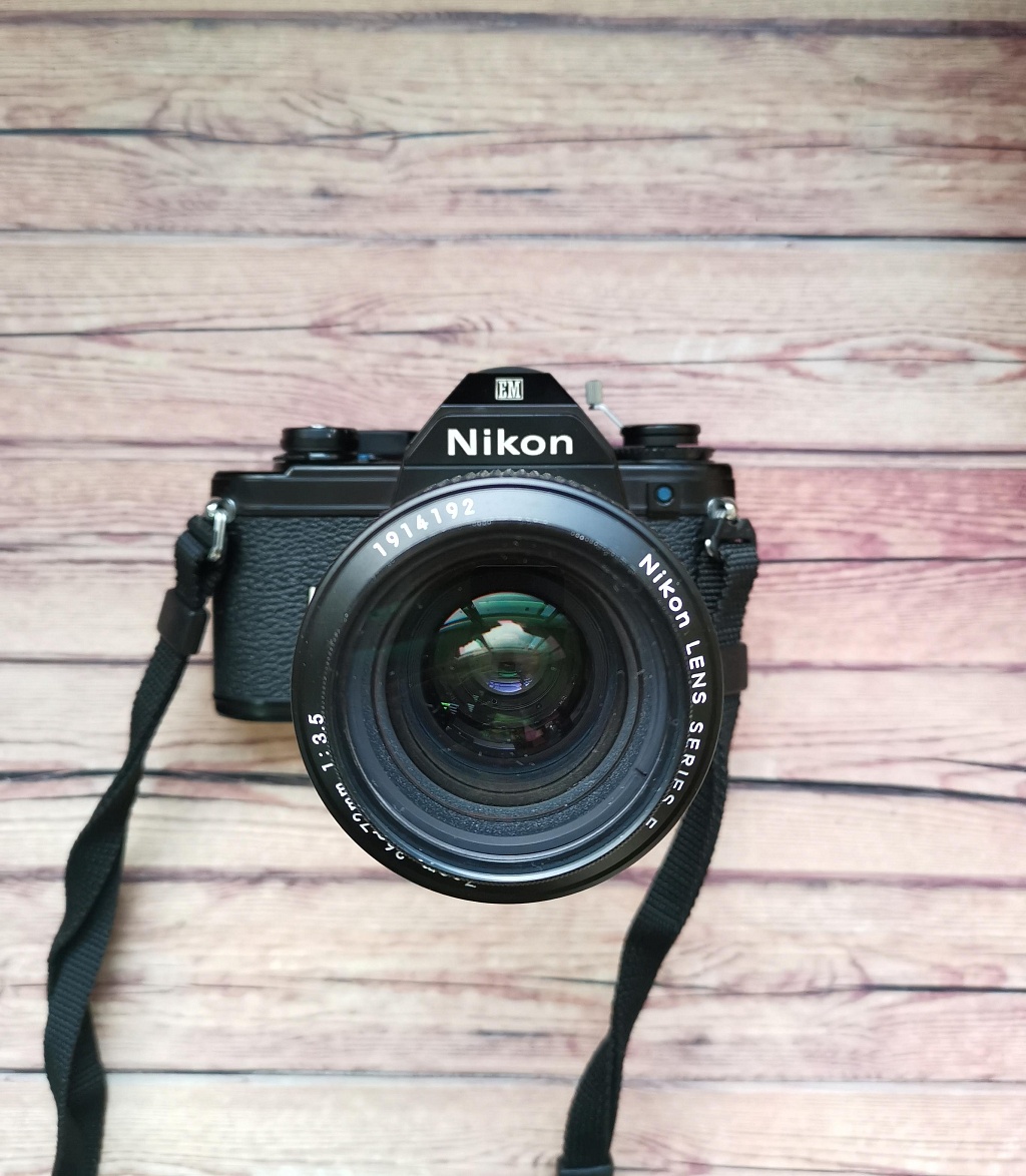 Nikon EM + Nikon lens series E zoom 36-72 mm f/3.5 фото №1