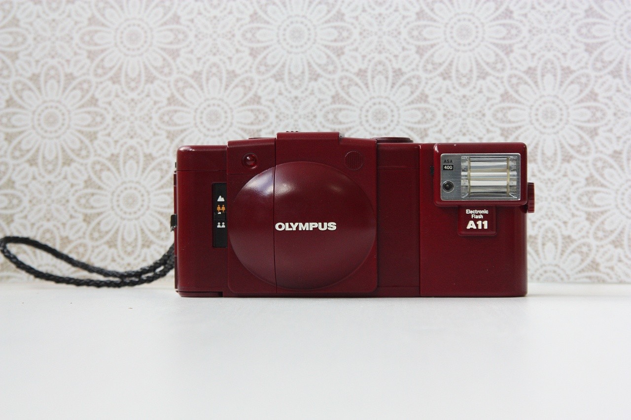 Olympus XA2 красный + вспышка фото №1