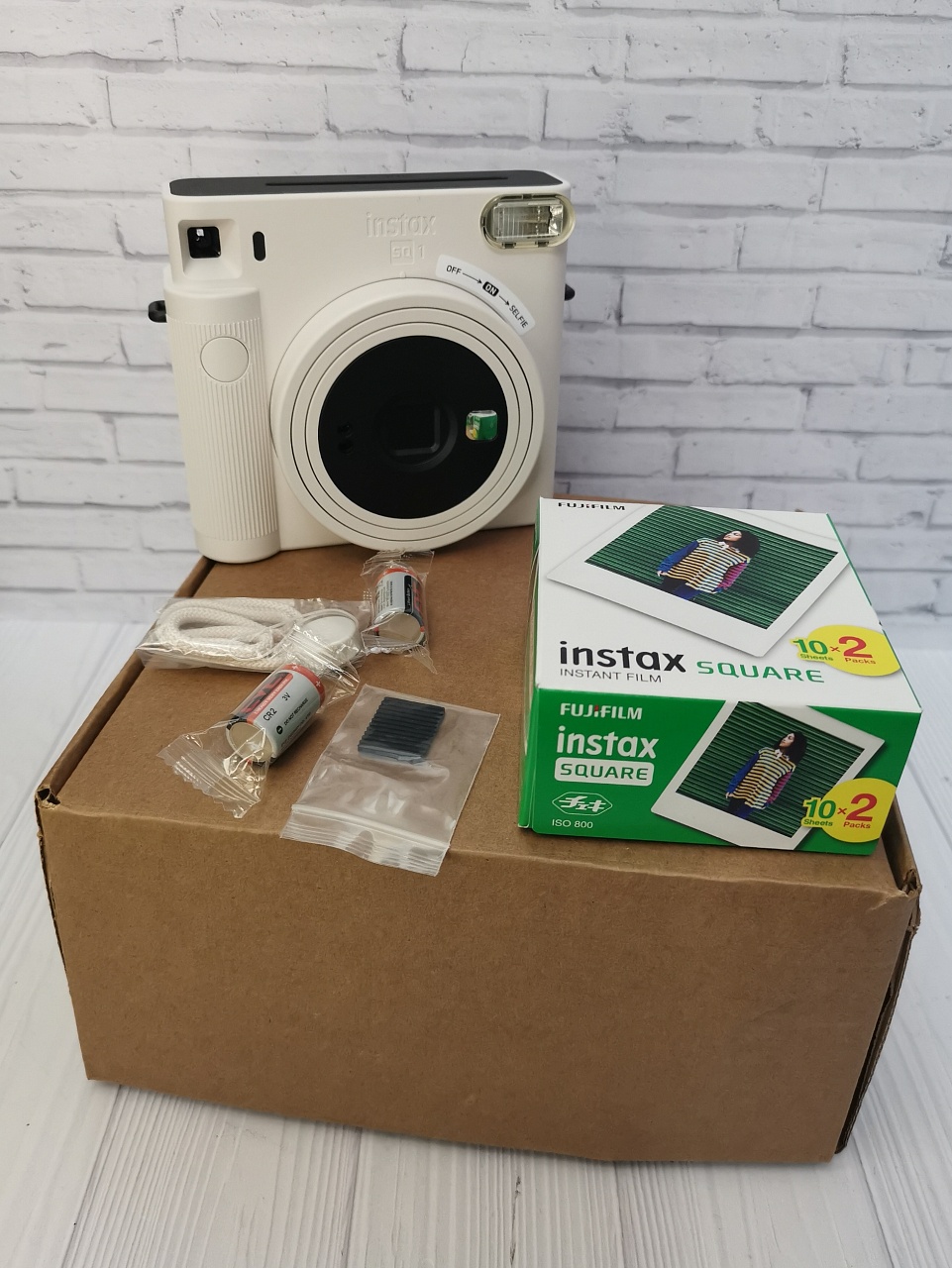Подарочный набор Fujifilm Instax SQ1 Белый мел + 2 кассеты, батарейки, ремешок фото №4