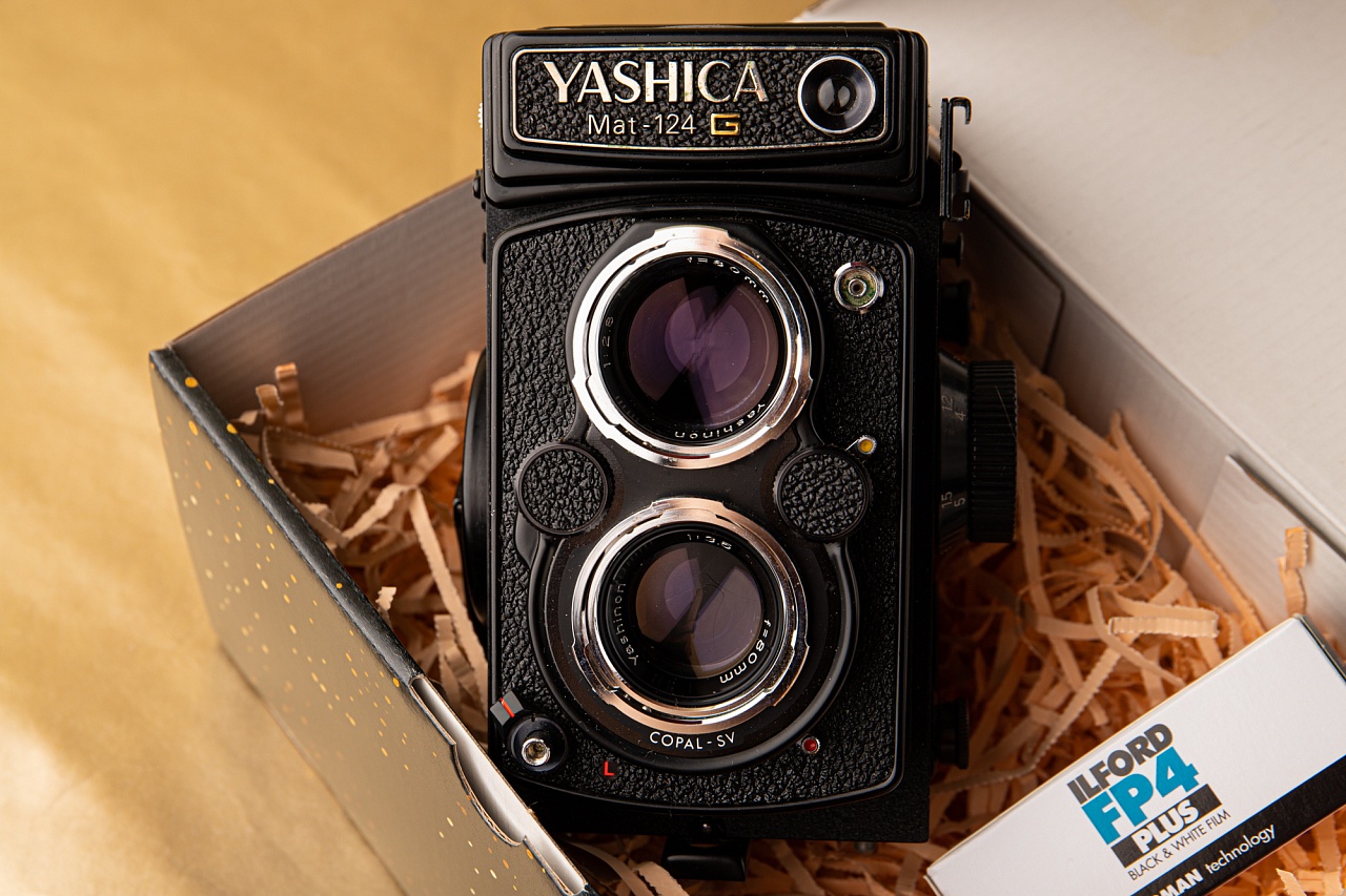 Подарочная коробка:Yashica mat 124g + 2 пленки фото №2