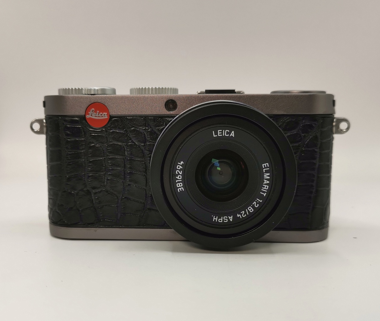 Leica X1 Digital Camera  box (crocodile skin) фото №1