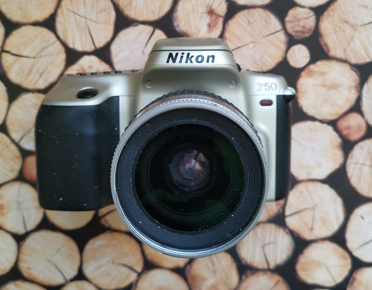 Nikon F50 (белый) + AF Nikkor 28-80mm F/3.3-5.6G фото №1