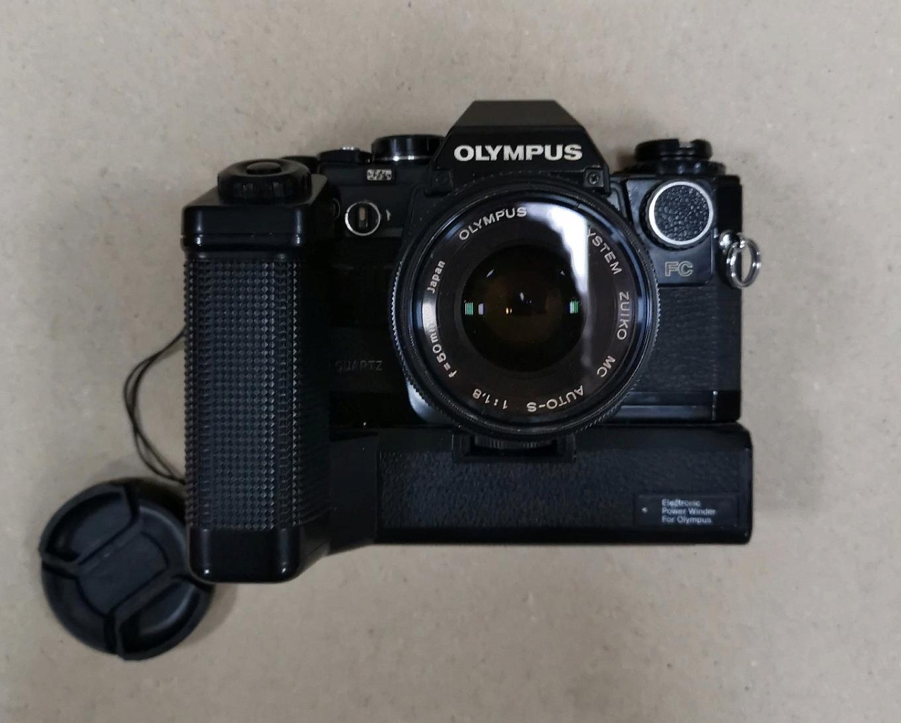 Olympus OM-10 black + Olympus OM-System Zuiko 50 mm f/ 1.8 Auto-S + Батарейный блок ОМ-1 фото №1